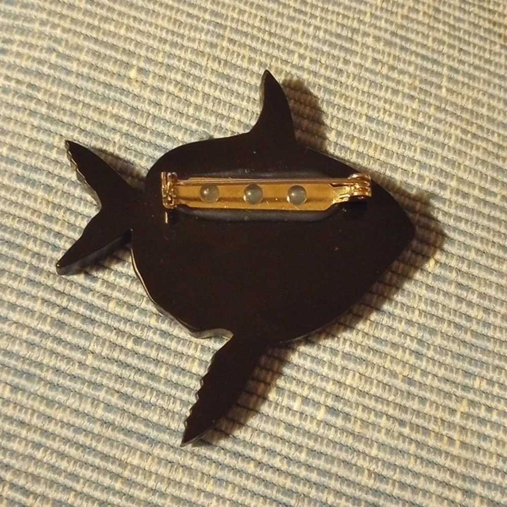 Mother of Pearl and resin Fish pin brooch - Picture 2 of 3
